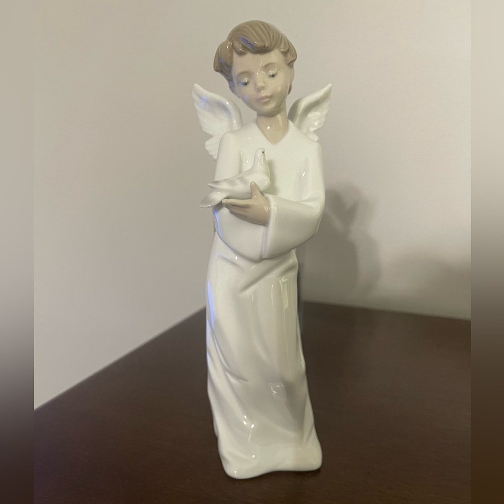 NAO BY LLADRO ANGEL WITH DOVE NUMBER 1261